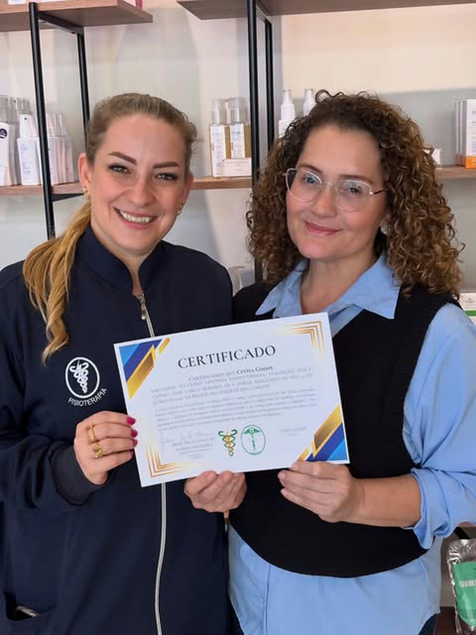 Cíntia Godoy recebendo o certificado de atualização em lipedema e taping