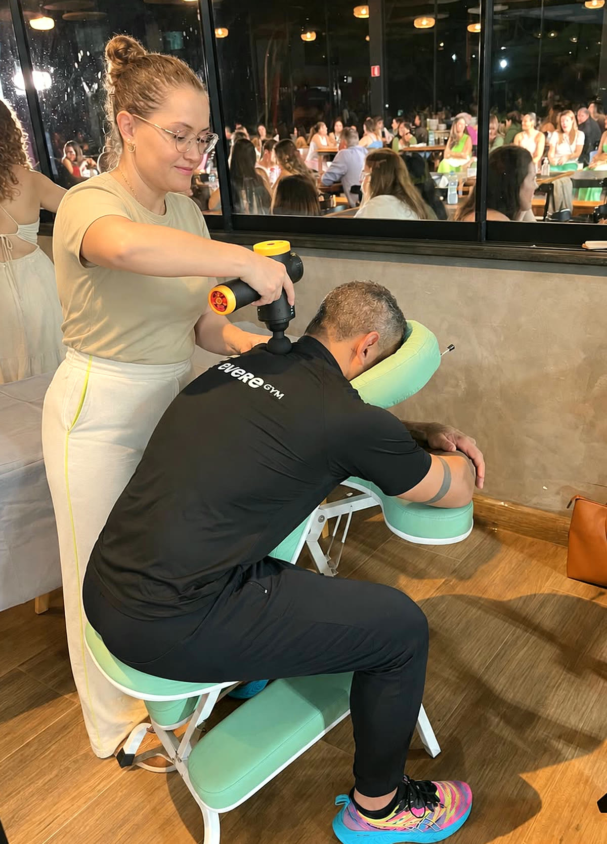 Cíntia Godoy atendendo em cadeira durante um evento