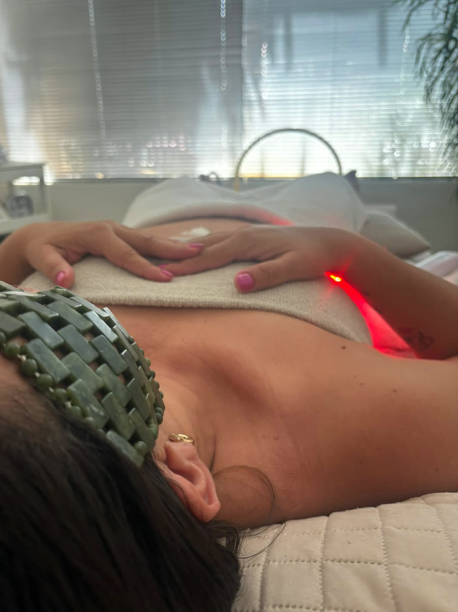 Atendimento de drenagem, com as mãos sobre o colo e a luz do laser